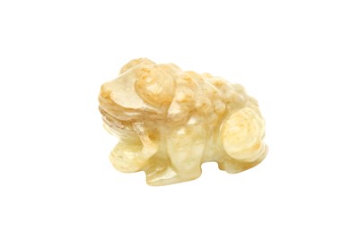 Lot 817 - A CHINESE CELADON AND RUSSET JADE CARVING OF A TOAD