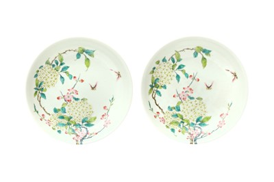 Lot 131 - A PAIR OF CHINESE FAMILLE-ROSE 'FLOWER AND BUTTERFLY' DISHES