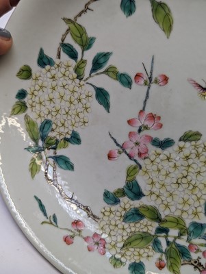 Lot 131 - A PAIR OF CHINESE FAMILLE-ROSE 'FLOWER AND BUTTERFLY' DISHES