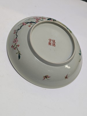 Lot 131 - A PAIR OF CHINESE FAMILLE-ROSE 'FLOWER AND BUTTERFLY' DISHES