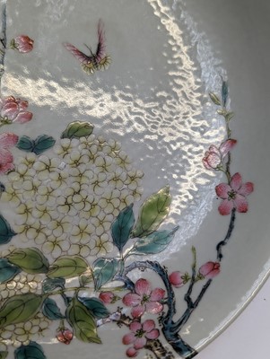 Lot 131 - A PAIR OF CHINESE FAMILLE-ROSE 'FLOWER AND BUTTERFLY' DISHES