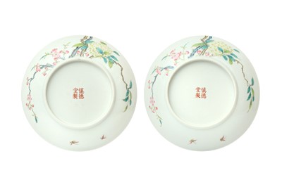 Lot 131 - A PAIR OF CHINESE FAMILLE-ROSE 'FLOWER AND BUTTERFLY' DISHES