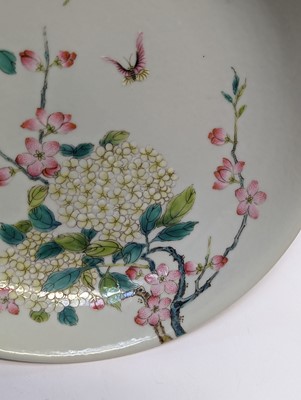 Lot 131 - A PAIR OF CHINESE FAMILLE-ROSE 'FLOWER AND BUTTERFLY' DISHES