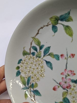 Lot 131 - A PAIR OF CHINESE FAMILLE-ROSE 'FLOWER AND BUTTERFLY' DISHES