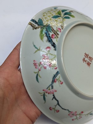 Lot 131 - A PAIR OF CHINESE FAMILLE-ROSE 'FLOWER AND BUTTERFLY' DISHES