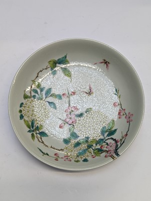 Lot 131 - A PAIR OF CHINESE FAMILLE-ROSE 'FLOWER AND BUTTERFLY' DISHES