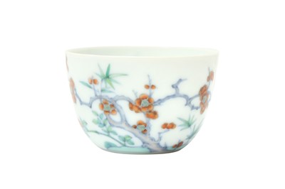 Lot 904 - A CHINESE DOUCAI 'MAGPIES AND PRUNUS' CUP