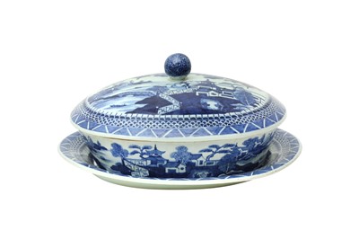 Lot 576 - A CHINESE BLUE AND WHITE TUREEN, COVER AND DISH