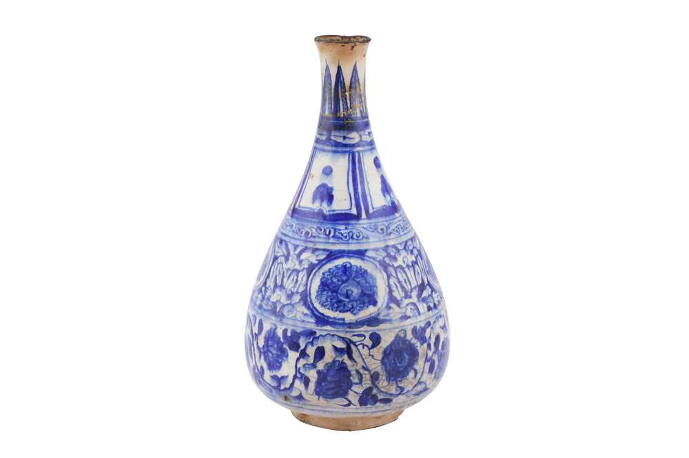 Lot 139 - A BLUE AND WHITE POTTERY BOTTLE
