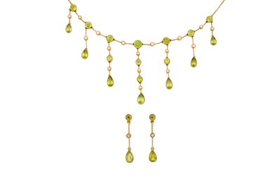 Lot 140 - A PERIDOT AND SEED PEARL NECKLACE AND EARRING SUITE