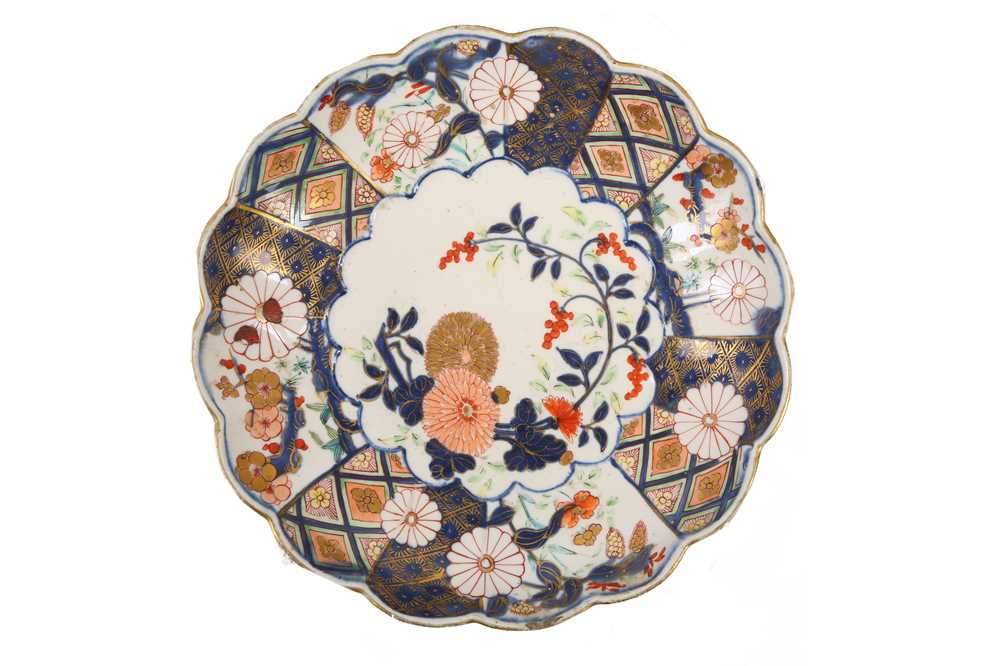 Lot 122 - A CHELSEA PORCELAIN BROCADE IMARI PATTERN DISH, CIRCA 1755
