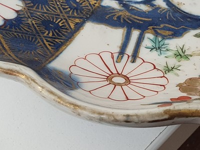 Lot 122 - A CHELSEA PORCELAIN BROCADE IMARI PATTERN DISH, CIRCA 1755