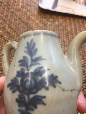Lot 467 - A SMALL CHINESE BLUE AND WHITE EWER