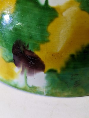 Lot 88 - A CHINESE SANCAI-GLAZED 'EGG AND SPINACH' BOWL