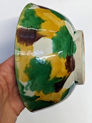 Lot 88 - A CHINESE SANCAI-GLAZED 'EGG AND SPINACH' BOWL