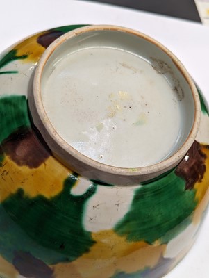 Lot 88 - A CHINESE SANCAI-GLAZED 'EGG AND SPINACH' BOWL