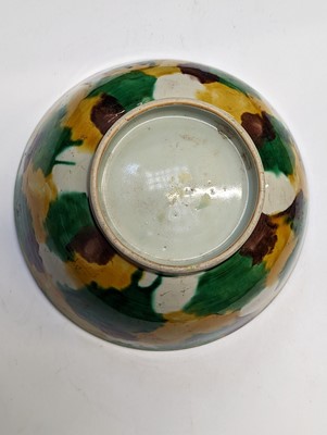 Lot 88 - A CHINESE SANCAI-GLAZED 'EGG AND SPINACH' BOWL