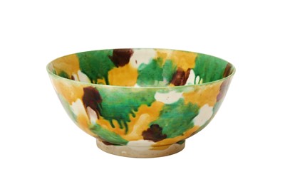 Lot 88 - A CHINESE SANCAI-GLAZED 'EGG AND SPINACH' BOWL