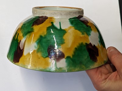 Lot 88 - A CHINESE SANCAI-GLAZED 'EGG AND SPINACH' BOWL