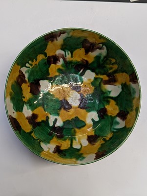 Lot 88 - A CHINESE SANCAI-GLAZED 'EGG AND SPINACH' BOWL