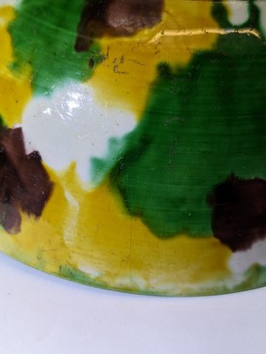 Lot 88 - A CHINESE SANCAI-GLAZED 'EGG AND SPINACH' BOWL