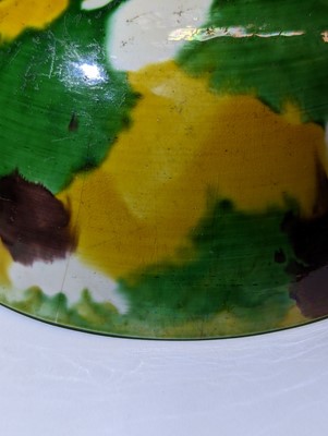 Lot 88 - A CHINESE SANCAI-GLAZED 'EGG AND SPINACH' BOWL