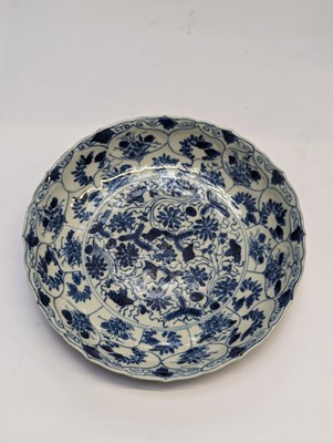 Lot 90 - A PAIR OF CHINESE BLUE AND WHITE DISHES