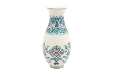Lot 233 - A SMALL CHINESE DOUCAI VASE, 20TH CENTURY OR LATER