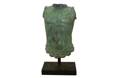 Lot 1591 - A DECORATIVE GRECO-ROMAN INSPIRED BREASTPLATE