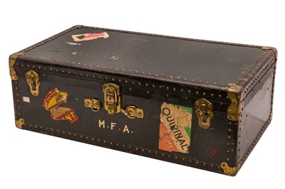 Lot 320 - A TRAVELLING TRUNK