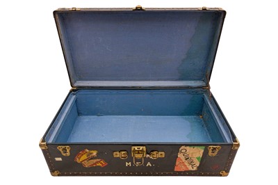 Lot 320 - A TRAVELLING TRUNK