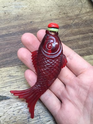Lot 532 - λ A CHINESE RED BEIJING GLASS 'FISH' SNUFF BOTTLE