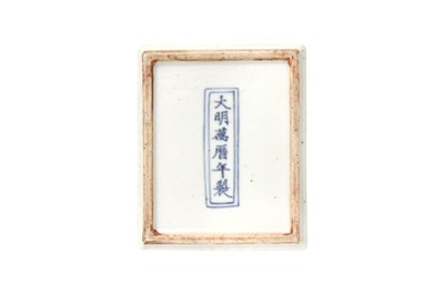 Lot 639 - A CHINESE WUCAI 'DRAGON' BOX AND COVER