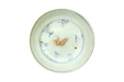 Lot 487 - A CHINESE SMALL BLUE AND WHITE 'FISH'  DISH