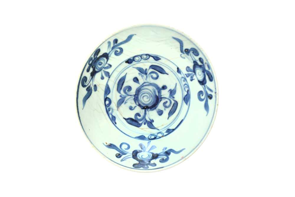 Lot 492 - A CHINESE BLUE AND WHITE 'PEONIES' DISH