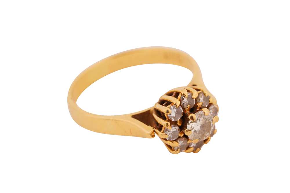 Lot 1012 - A DIAMOND CLUSTER RING