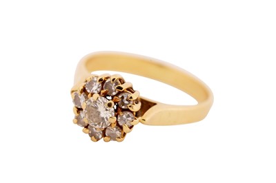 Lot 1012 - A DIAMOND CLUSTER RING