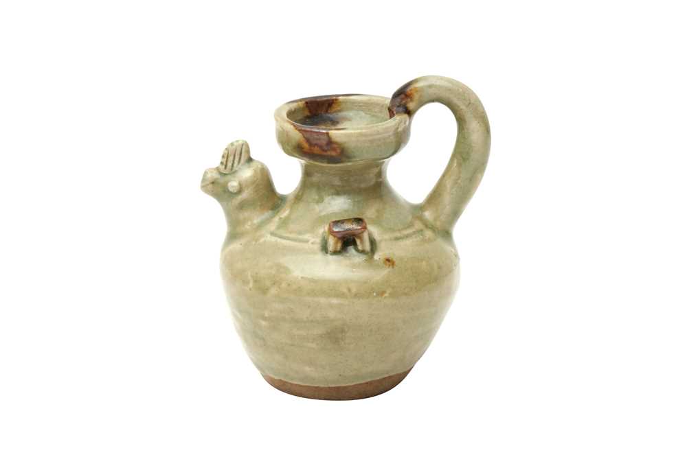 Lot 188 - A SMALL CHINESE YUEYAO 'CHICKEN' EWER