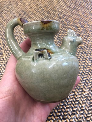 Lot 188 - A SMALL CHINESE YUEYAO 'CHICKEN' EWER