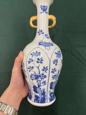 Lot 649 - A CHINESE BLUE AND WHITE TWIN-HANDLED VASE