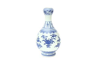 Lot 866 - A CHINESE BLUE AND WHITE GARLIC-HEAD VASE, SUANTOUPING