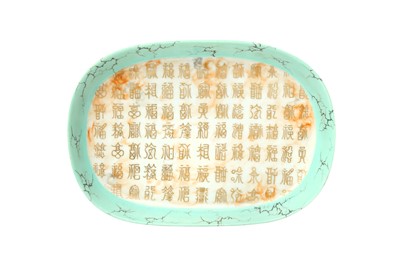 Lot 910 - A CHINESE GILT-DECORATED 'CALLIGRAPHY' DISH