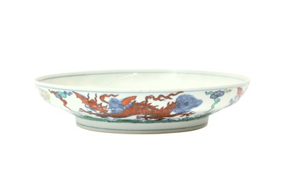 Lot 225 - A CHINESE DOUCAI 'DRAGON' DISH, 20TH CENTURY OR LATER