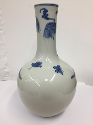 Lot 663 - A CHINESE BLUE AND WHITE 'TEA DRINKING' VASE