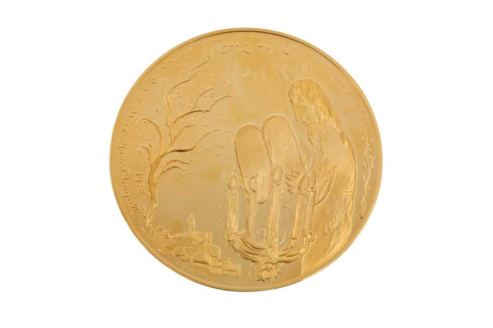 Lot 62 - A 22K GOLD MARC CHAGALL MEDALLION
