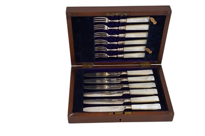 Lot 63 - A cased set of George V sterling silver and mother of pearl fruit eaters, Sheffield 1920 by John Sanderson and Son Ltd