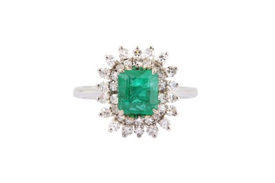 Lot 202 - AN EMERALD AND DIAMOND RING