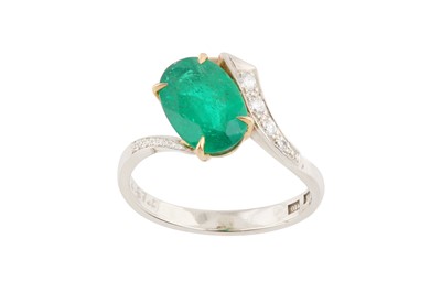 Lot 204 - AN EMERALD AND DIAMOND RING