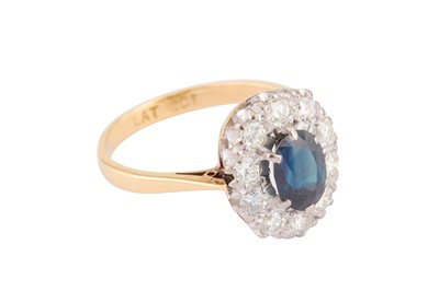 Lot 23 - A SAPPHIRE AND DIAMOND CLUSTER RING