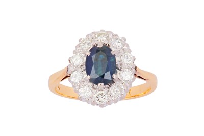 Lot 23 - A SAPPHIRE AND DIAMOND CLUSTER RING